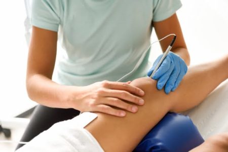 electroacupuncture-dry-with-needle-on-female-knee